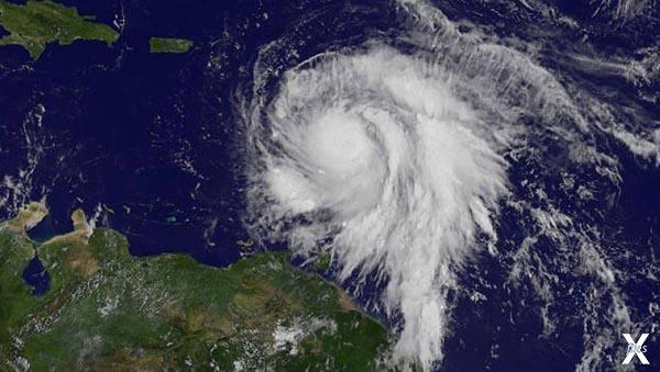 Спутниковый снимок урагана «Мария», 1...