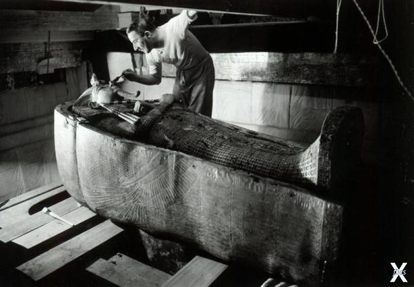 Говард Картер и саркофаг Тутанхамона....