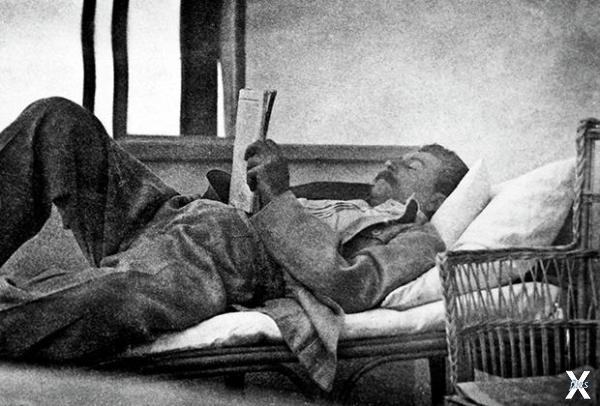Сталин читает газету во время отдыха....