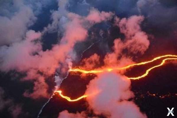 Потоки лавы вулкана Килауэа стекают в...