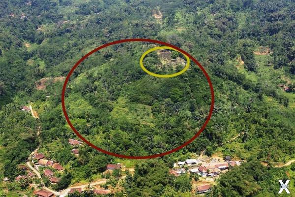 Вид на пирамиду Гунунг Паданг с высот...