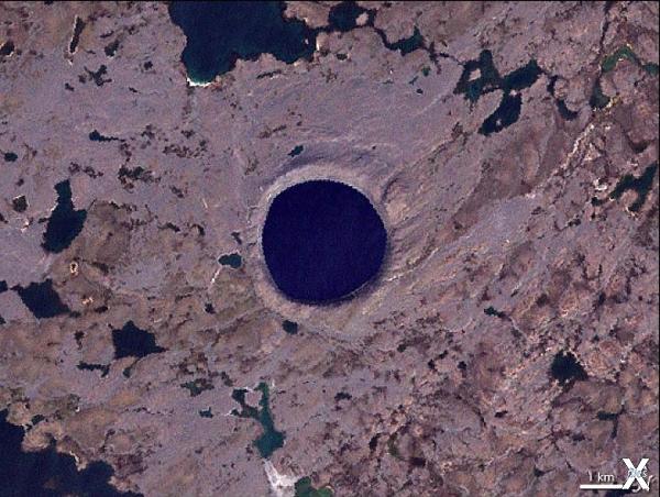 Земной кратер, заполненный водой