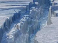 Антарктический ледник разваливается на куски