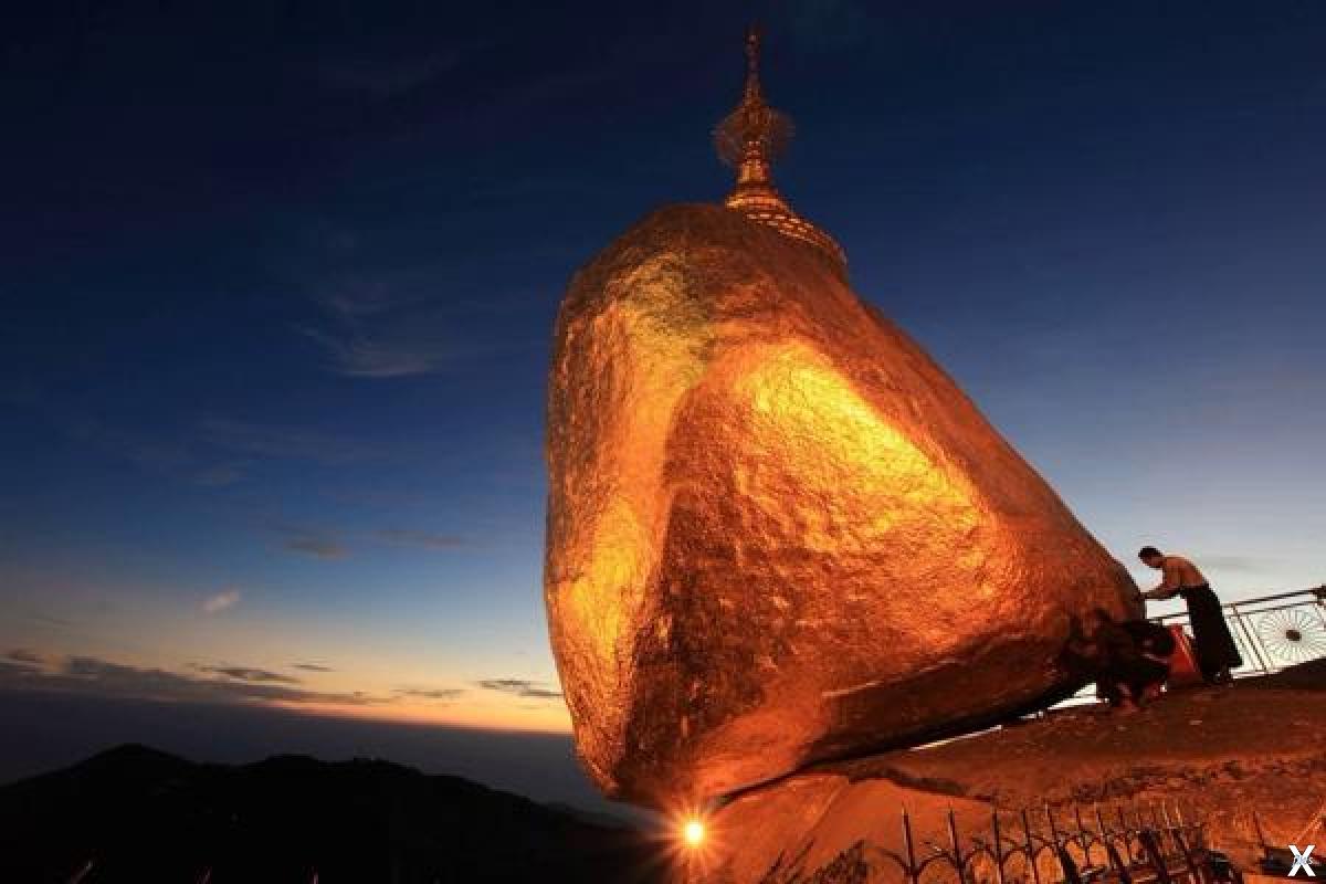 Камень находящийся на воздухе. Золотой камень Мьянма. Ступа Чайттийо в Мьянме. Золотая скала Мьянма. Чайттийо золотой камень.