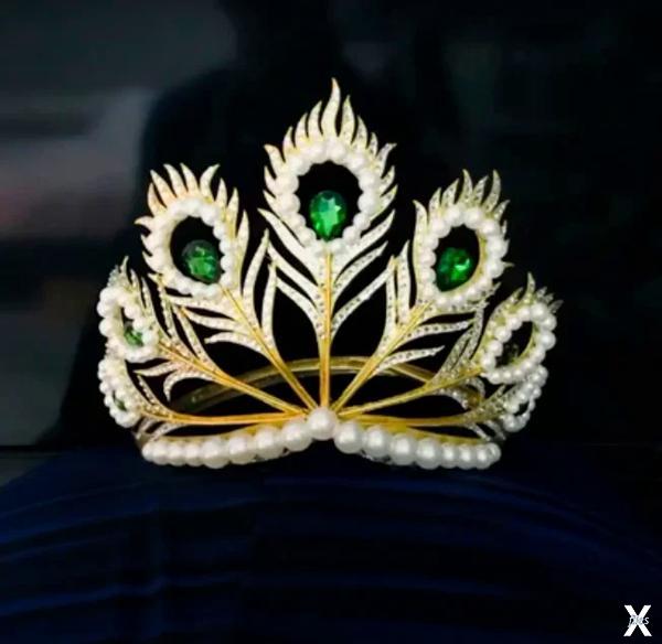 Mikimoto Crown, вариант с изумрудами