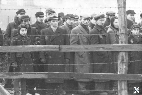 Евреи, закрытые в Ло́дзинское ге́тто....