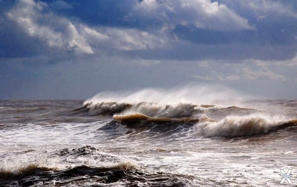 Бушующее Азовское море и без цунами в...