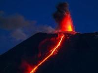 На Камчатке одновременно извергаются два мощных вулкана: чем это может грозить региону