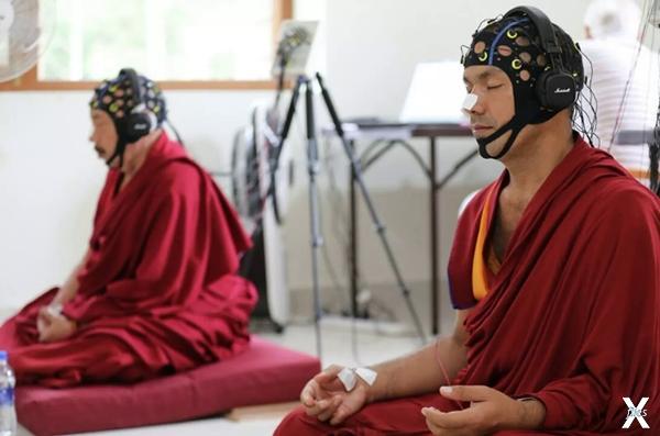 Монахи в состоянии медитации во время...