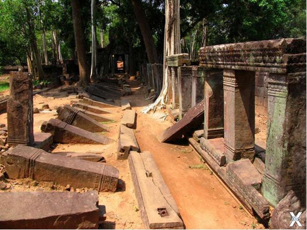 Развалины Прасат Тхома, главного храма