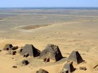 Как выглядят пирамиды, которые действительно строились для царей. Есть существенная разница, отличающая их от Гизских