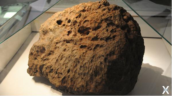 Метеорит в краеведческом музее Челяби...