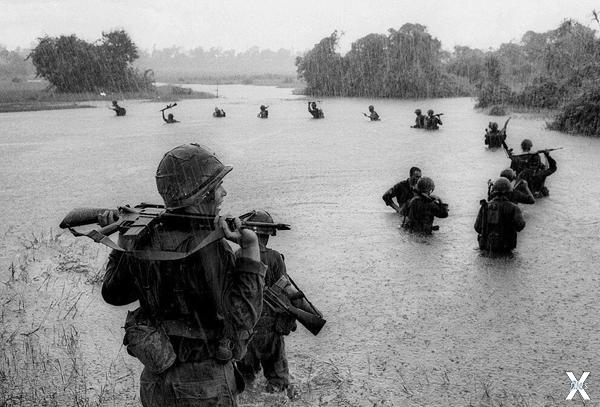 Вьетнамские солдаты под дождем