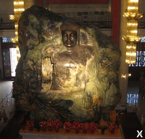 Шестиметровая статуя Будды из нефрита