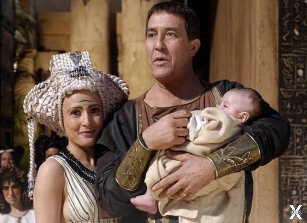 Клеопатра, Цезарь и их сын. Кадр из с...