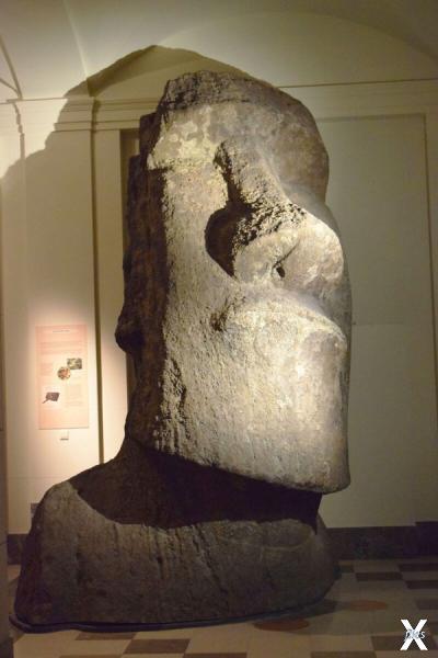 Каменный истукан-моаи с острова Пасхи...