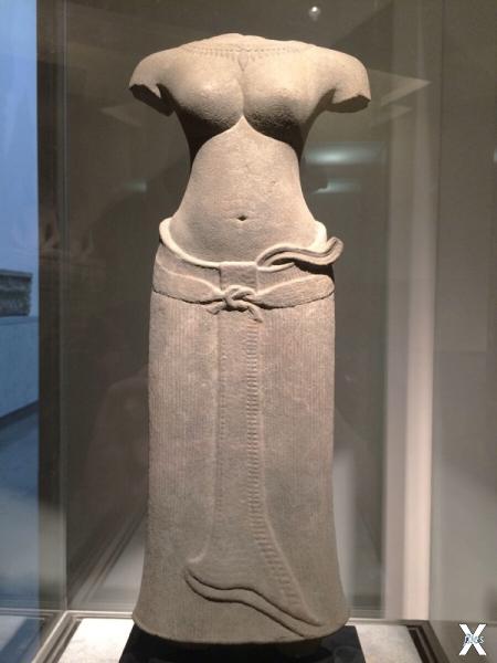 Скульптура индуистской богини из песч...