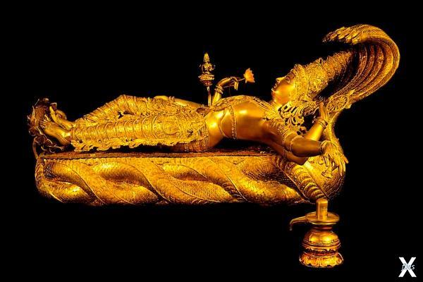 Золотая статуя Вишну