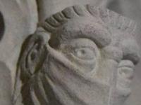 В средневековом соборе нашли барельеф с головой в медицинской маске: откуда она там взялась