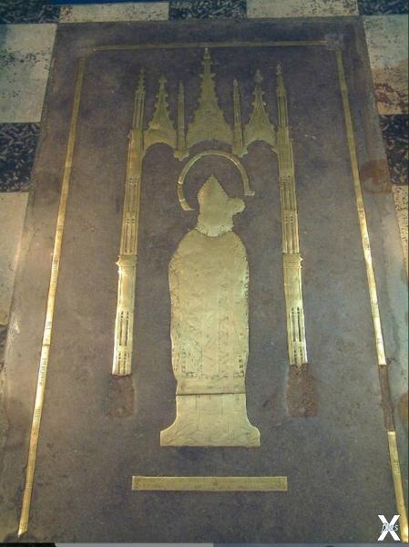 Могильная плита в полу собора