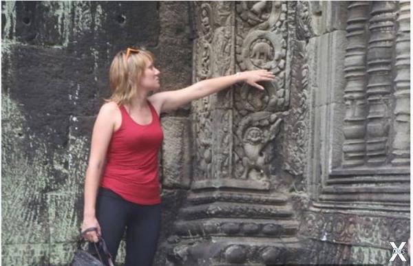 У стены камбоджийского храма, на кото...