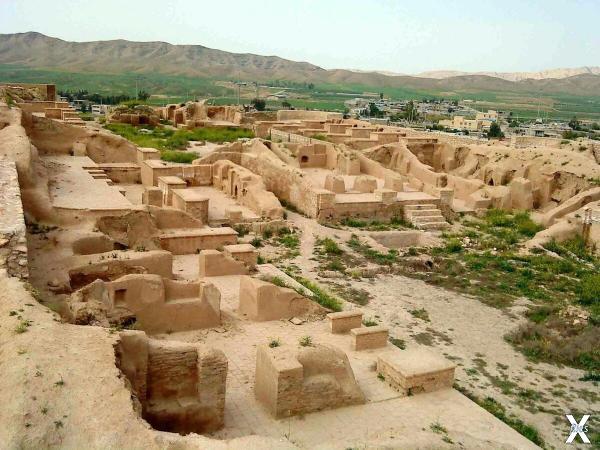 Раскопки древних строений в Сузах. Со...