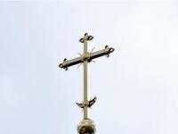 Почему на православном кресте есть полумесяц?
