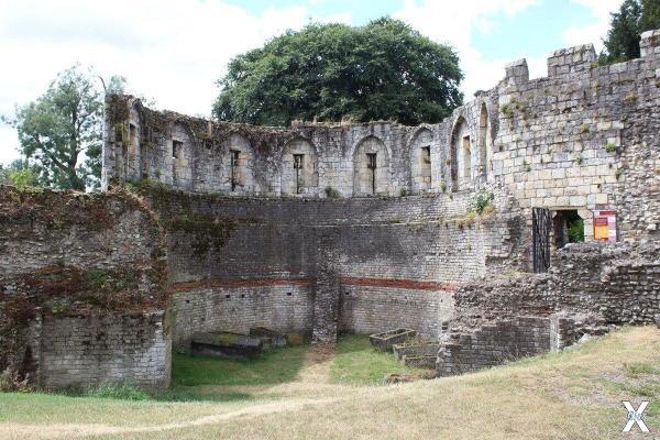 Руины крепости Эборак в Англии. Совре...