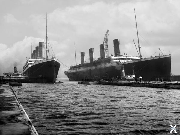 «Титаник» (справа) и «Олимпик» (слева...