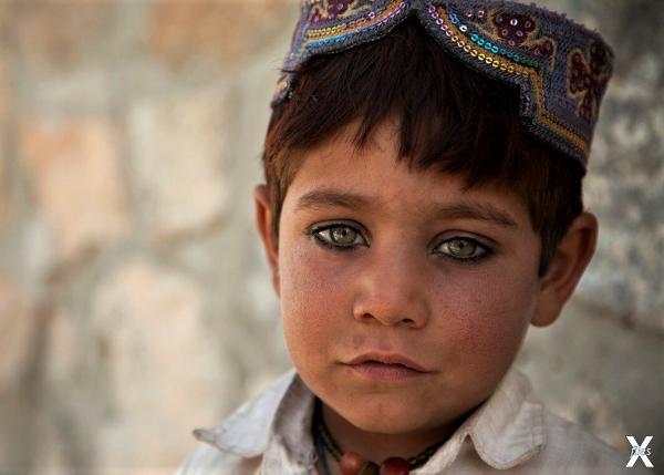 Украшенные глаза афганского мальчика