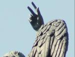 Жест ангела на Александрийском столпе повторяет жест бога виноделия. Что это означает
