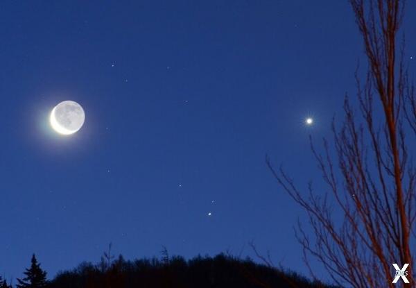 Луна, слева - Юпитер