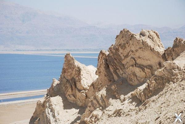 Вид с Содомских гор на Мёртвое море