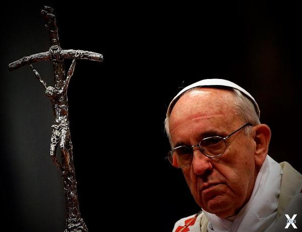 "Погнутый" крест Папы Римского