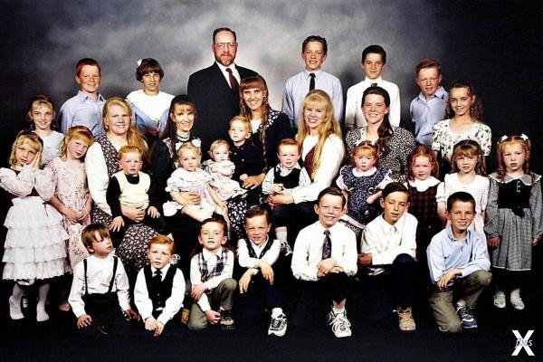 Мормонская полигамная семья. В некото...