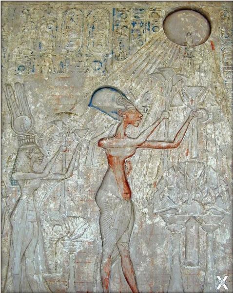Фараон Эхнатон со своей семьёй соверш...