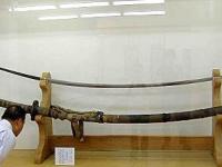 Археологи находят мечи и топоры длиной до 5 метров и весом до 100 килограммов. Кто, если не великаны, мог ими пользоваться?