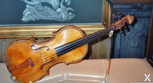 Скрипка Страдивари на выставке в Коро...