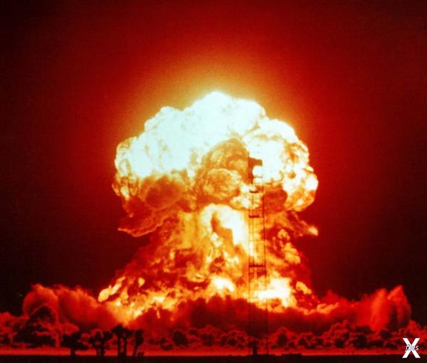 Взрыв ядерной бомбы на полигоне в Нев...