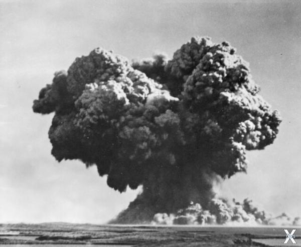 Взрыв во время испытания ядерного ору...