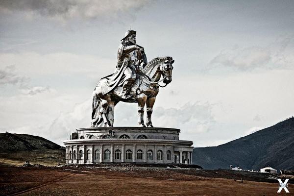 Огромный памятник Чингисхану в Монголии