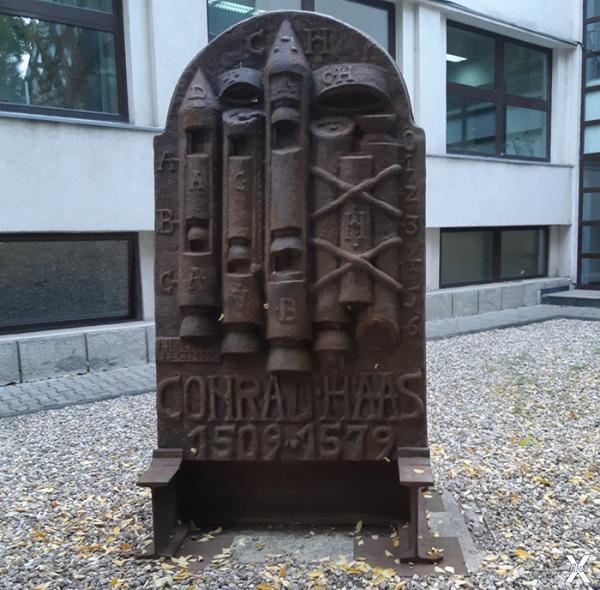Памятник пионеру ракетостроения в сто...