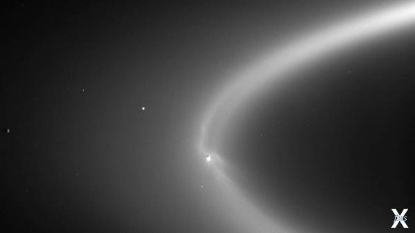 Энцелад гейзерами "рисует" Сатурну ко...