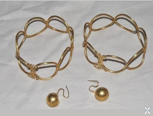 Золотые браслеты и сережки