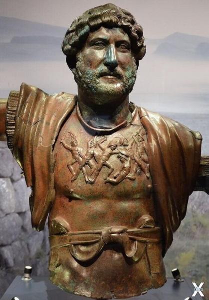 Бронзовая статуя императора Адриана, ...