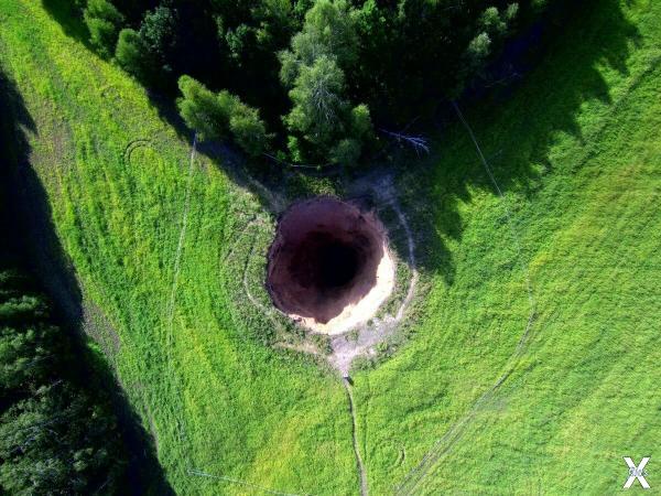 Подобные карстовые провалы наблюдаютс...