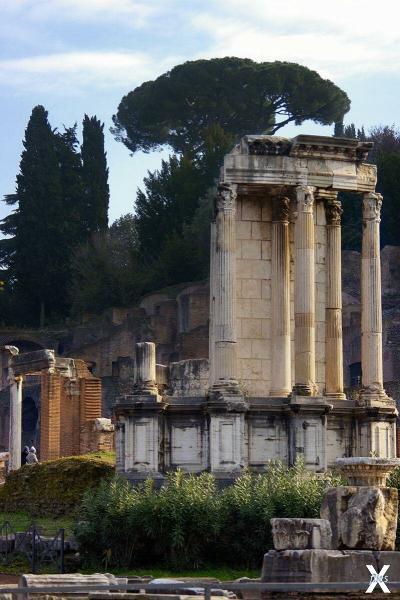 Руины храма Весты в Риме. Современное...