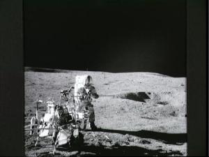 Астронавты "Аполлон"-14 устанавливает "Лунный экспериментальный комплекс"