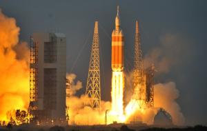 Старт тяжелой ракеты Delta IV с комическим кораблем Orion